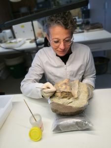 Xènia Aymerich al laboratòri.